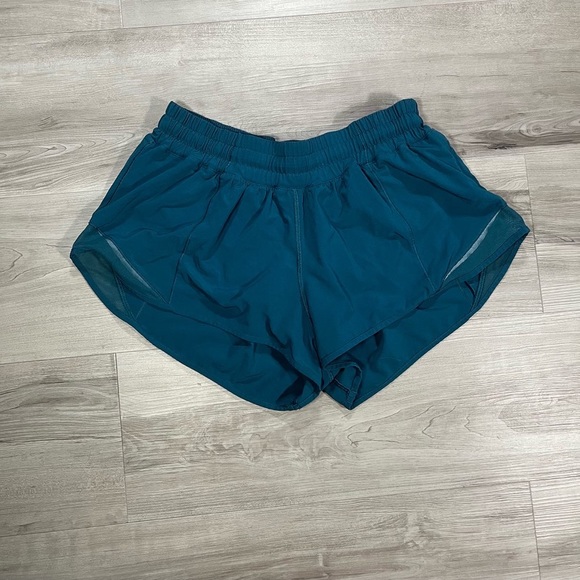 Lululemon Hotty Hot Short II 2.5" - Picture 2 of 7